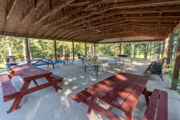 jellystone-cochran-ga-covered-pavilion-picnic-tables