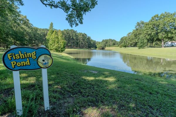 jellystone-cochran-ga-fishing-pond-sign