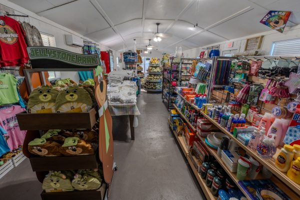 jellystone-cochran-ga-gift-shop-interior-merchandise-5
