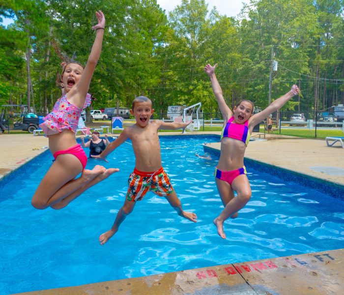 jellystone-cochran-ga-kids-jumping-into-pool