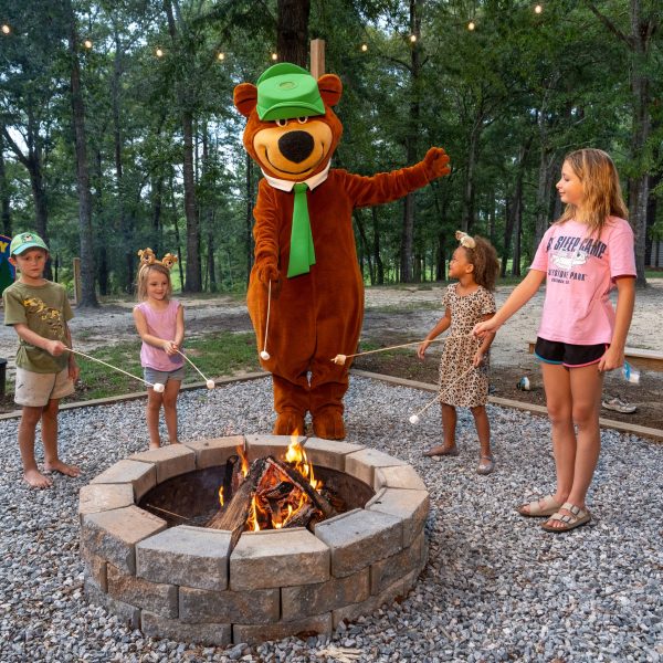 jellystone-cochran-ga-kids-roasting-marshmallows-yogi-bear-campfire