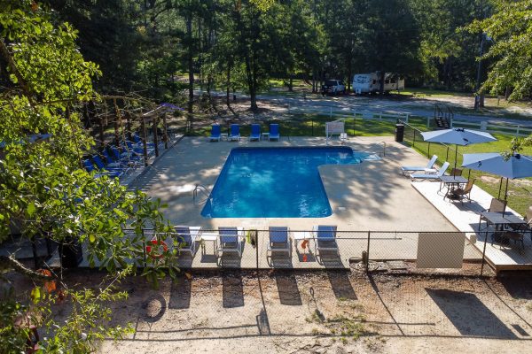 jellystone-cochran-ga-swimming-pool-lounge-chairs-umbrellas