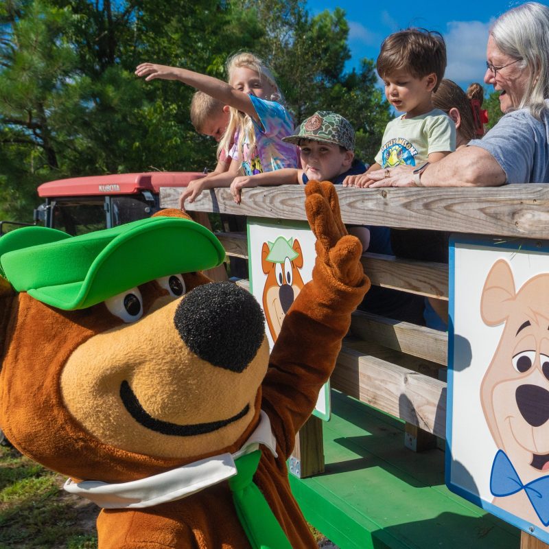 jellystone-cochran-ga-yogi-bear-mascot-wagon-ride-kids